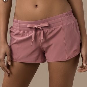 Lululemon quicksand hotty hot shorts 2.5”